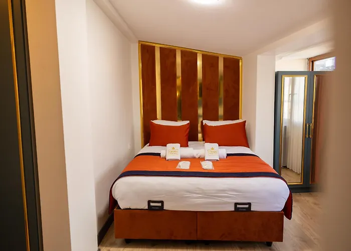 Crown Taksim מלון